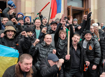 «Сепаратисты» на крыльце захваченного здания Харьковской областной государственной администрации «Сепаратисты» на крыльце захваченного здания Харьковской областной государственной администрации
