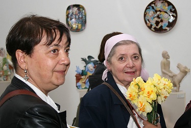 Ольга и Катерина Рапай на персональной выставке.  Фото Н. Козак. Киев, апрель 2007